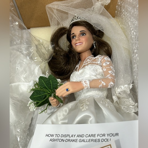 Numbered Kate Middleton wedding doll from Ashton-Drake Gallery - Picture 6 of 9